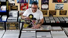 Xoaqu�n Seoane, uno de los socios de la tienda Honky Tonk de Vigo, sacando un disco de vinilo de las cubetas.