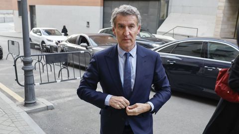 El presidente del PP, Alberto N��ez Feijoo, a su llegada a la capilla ardiente