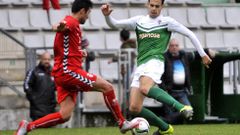 Borja Dom�nguez pelea un bal�n ante Iosu Villar durante el Racing-Cultural Leonesa de A Malata