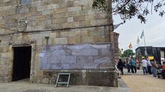 El Concello coloca una lona para tapar las pintadas