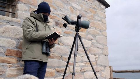 Antonio Sandoval, en una de las jornadas de seguimiento de aves marinas desde el observatorio ornitolgico de Estaca de Bares