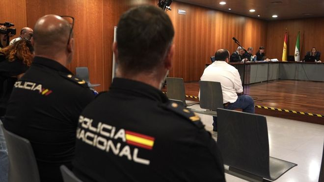 El cura acusado presuntamente de abusar de varias mujeres en el banquillo de los acusados, durante la celebraci�n de su juicio.