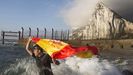 El dirigente de Vox Ortega Smith se zambulle frente al Pen de Gibraltar ondeando una bandera de Espaa