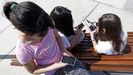Adolescentes usando el tel�fono m�vil