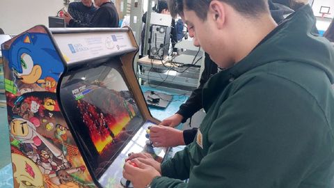 Los estudiantes montaron una instalaci�n que permite jugar a diversos tipos de antiguos videojuegos arcade