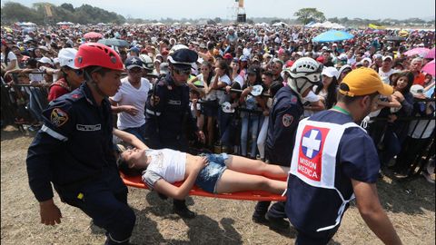 Una joven es atendida tras sufrir un desmayo durante  el concierto celebrado en el puente fronterizo de Tienditas, en C�cuta (Colombia)