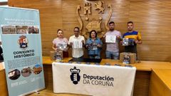 La edila Caridad Gonz�lez, con la Asociaci�n de Hostaleiros de Muros