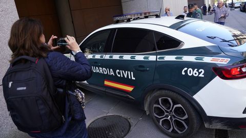  Llegada a Audiencia Provincial del padre y madre de los niños en dos coches distintos. La Guardia Civil mantiene detenido, a la espera de su puesta a disposición judicial en las próximas horas, a un matrimonio por tener a sus tres hijos menores, dos gemelos de 8 años y otro niño de 10, encerrados durante cuatro años y en condiciones insalubres en su vivienda en las afueras de Oviedo