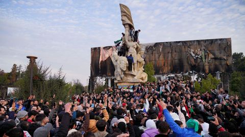 Gente celebrando la cada del rgimen de Al Asad en Aleppo