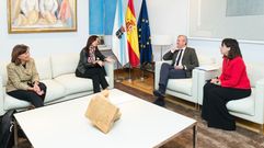 El presidente de la Xunta, Alfonso Rueda; la conselleira de Econom�a, Mar�a Jes�s Lorenzana (a la derecha), y la presidenta de Redeia, Beatriz Corredor