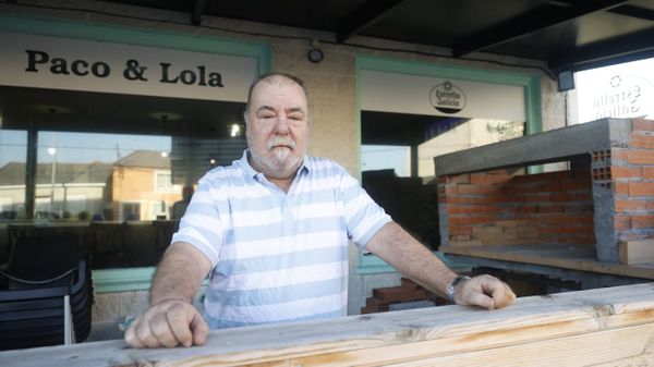 Mario Verdes Castro, en su cafetería y futura parrillada en A Gándara, Narón; donde realiza las últimas obras