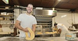 En temporada alta, estos d�as, en Alonso comienzan a preparar las roscas a las doce de la noche para que a las nueve est�n listas. 