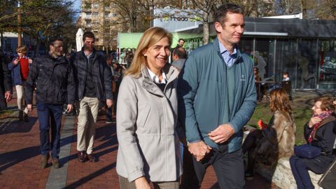 Urdangarin y la infanta Cristina paseando por las calles de Vitoria