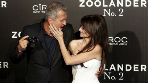Penélope Cruz junto al fotógrafo Mario Testino