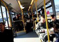 Los buses lanzadera trasladan a los cruceristas que llegan al muelle hasta la ciudad.