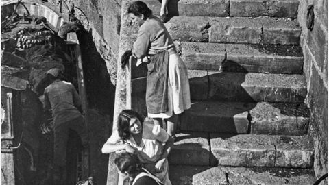 Pescaderas esperando para descargar la sardina en el muelle de Gijón (1948). Valentín Vega