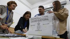Los miembros de las mesas electorales se encargan del recuento de votos