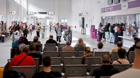 Viajeros en la estaci�n provisional de A Coru�a