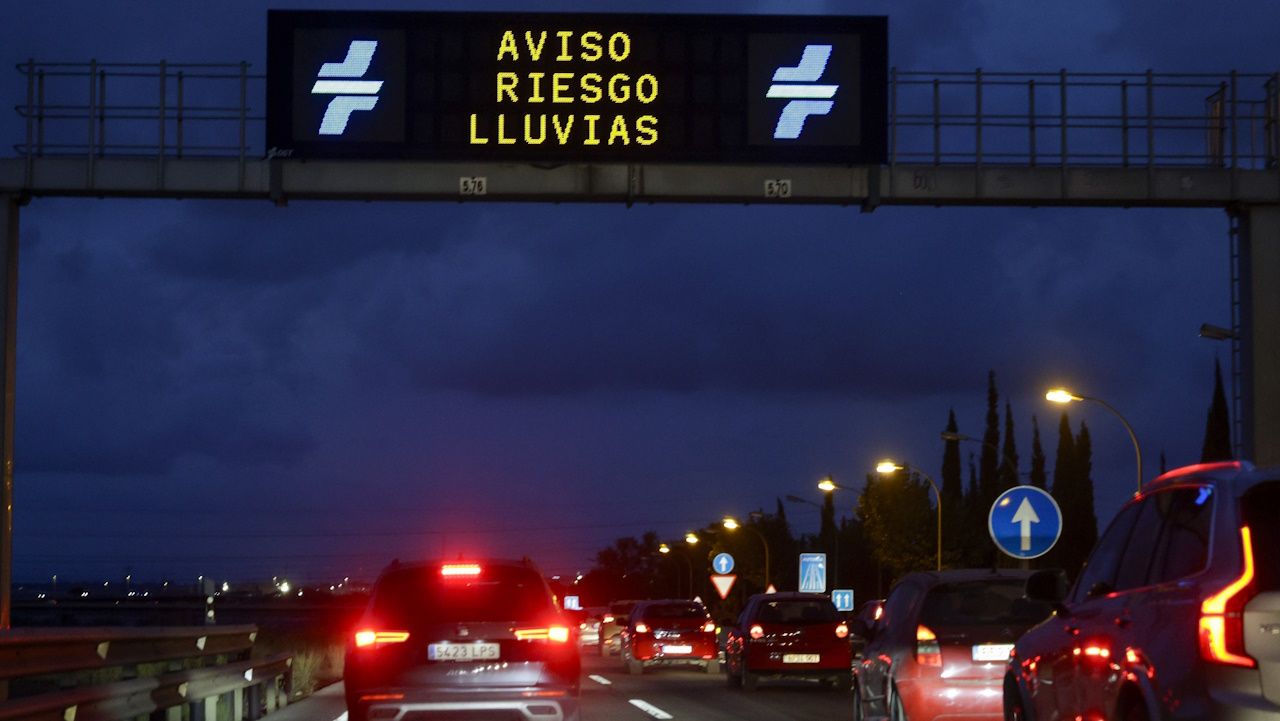Primeros estragos de la borrasca extratropical que afecta Levante: un barranco desbordado en Aldaia, cortes de luz y clases suspendidas