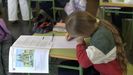Una alumna de 4.º de primaria del CEIP Emilio González López, de Cambre, realizando la prueba diagnóstica