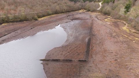 Bajo nivel en el embalse de San Xo�n, en Guitiriz
