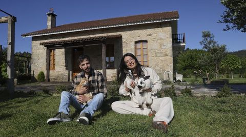 Jose y Judit ven crecer hoy a sus hijos entre gallinas, gatos y otros animales en Coruxido.