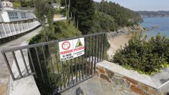 La bajada a la playa de Sacido, que tuvo durante a�os bandera azul, est� cortada desde abril del 2019
