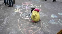 Una ni�a deja mensajes de paz en Bruselas