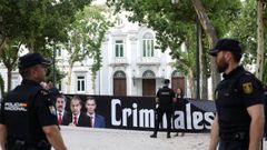Un grupo de manifestantes, a la entrada de la Audiencia Nacional con pancartas en contra del expresidente del Gobierno Jos� Luis Rodr�guez Zapatero.
