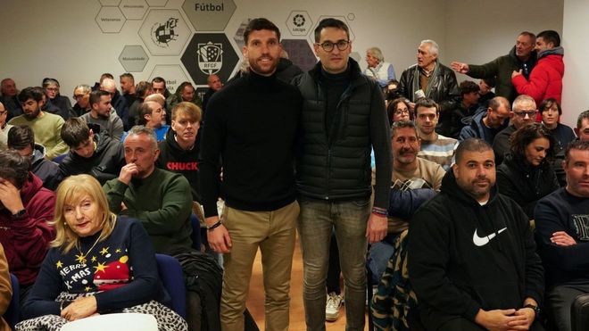 Andr�s Gonz�lez G�mez, en la charla de Afiador, junto con el presidente de la asociaci�n, Roberto Gonz�lez.