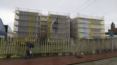 As� luce la fachada principal del CEIP O Areal de Camari�as con los andamios.