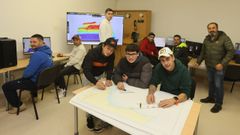 Parte de los alumnos del ciclo que se imparte en Celeiro, con uno de sus profesores, Jos Antonio Santos, quien destaca as ganas de aprender e progresar del alumnado de esta promocin.