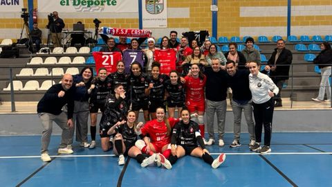 La plantilla del Castro Bloques Cando y la afici�n desplazada festejan el pase a la fase final en la cancha del Guadalcac�n gaditano.