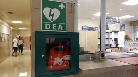 Un desfibrilador, en un instituto de Burela, en una imagen de archivo. 