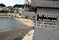 El reclamo del alquiler vacacional, como este de Rax�, se extiende por toda la costa gallega