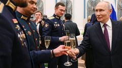 Vladimir Putin brinda durante una ceremonia en el Kremlin