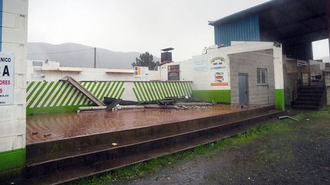 Efectos del temporal en el campo de fútbol de Carcacía, en Padrón
