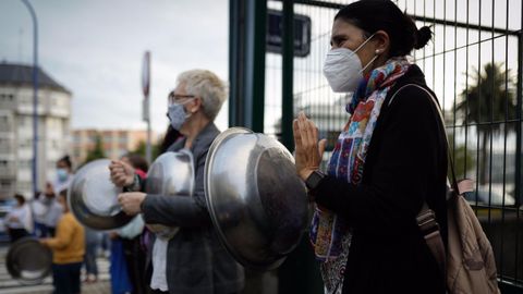 Cacerolada de los padres del colegio CEIP RIA DO BURGO DE Culleredo en protesta por el comedor
