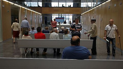 Pacientes en la sala de espera del HUCA