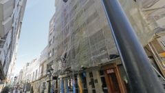 Andamios y vallas de obra dificultan el tr�nsito por el barrio de A Magdalena