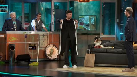 Gabriel Rufián le obsequia un chándal suyo a David Broncano