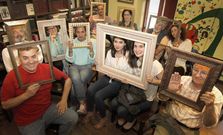 Artistas y colaboradores se enmarcaron en una intervenci�n de car�cter reivindicativo. 