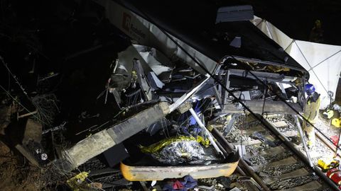Un muro se derrumb� sobre las v�as del tren por el temporal en el momento en el que pasaba un tren en Gelida (Barcelona)