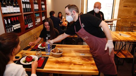 En Pontevedra los bares y restaurantes ya acogen de nuevo a clientes en su interior