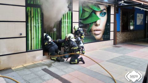 Incendio en un centro de est�tica en Langreo