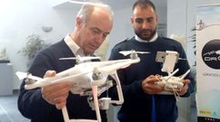 El alcalde de Vilanova, Gonzalo Dur�n, con un dron.