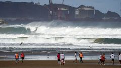 Oleaje en la playa de San Lorenzo, en Gij�n