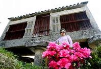 Mar�a del Carmen Fern�ndez Arruti en un rinc�n del jard�n de su casa, en la parroquia de Marc�n