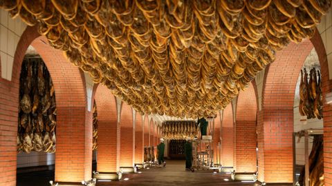 Jamones de bellota en una bodega de Huelva