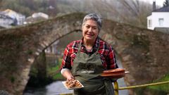 La propietaria del Bar Xegunde posa con algunos de los platos preparados de A Carqueixa